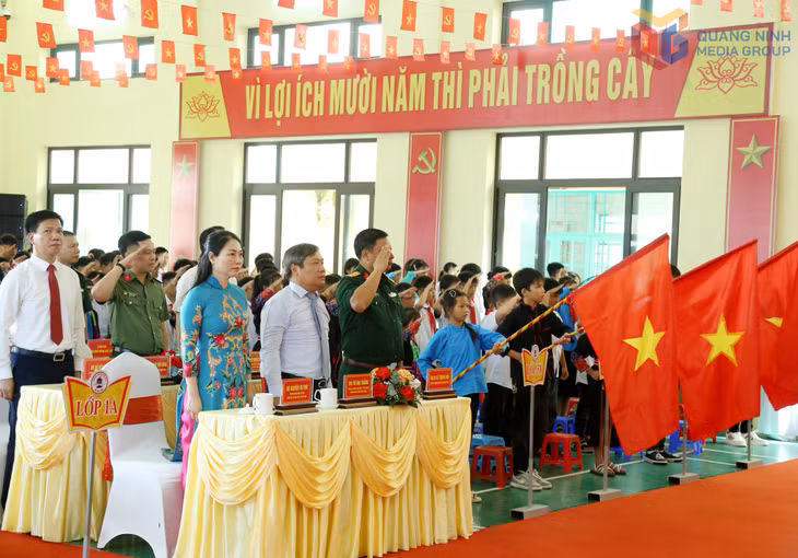Đồng chí Vũ Đại Thắng, Ủy viên Trung ương Đảng, Bí thư Tỉnh ủy, Trưởng Đoàn ĐBQH tỉnh cùng các đại biểu, giáo viên, học sinh Trường TH&THCS Hải Sơn làm lễ chào cờ.