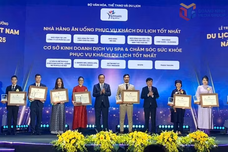 Nhà hàng Ẩm thực Làng chài Hạ Long được vinh danh ở hạng mục “Nhà hàng ăn uống phục vụ khách du lịch tốt nhất”.