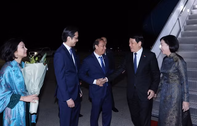 President Lương Cường and his spouse is welcomed in New York by Vietnamese Ambassador to the US Nguyễn Quốc Dũng, Ambassador and Permanent Representative of Việt Nam to the UN Đỗ Hùng Việt, and staff of the Vietnamese Embassy and Mission. VNA/VNS Photo