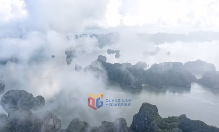 Những cơn mưa bất chợt khiến khung cảnh vịnh Hạ Long thêm phần huyền bí và mộng mơ, như bước ra từ truyện cổ tích.