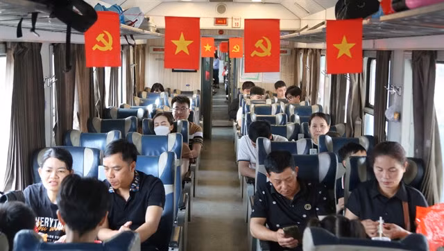 Passengers on a train to Hải Phòng City.