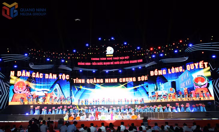 Singers Hoang Bach, Pham Thuy Dung, Tuan Anh, together with the dance troupe, concluded the program with the song ‘Vietnam, Spring has come".