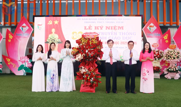 Mr Vu Quyet Tien, Deputy Secretary of the Provincial Party Committee, presented flowers to congratulate the teachers and students of Trong Diem Secondary School on the opening of the new school year.