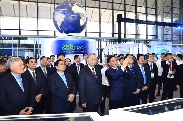 Party General Secretary Tô Lâm, Prime Minister Phạm Minh Chính and high-level officials view the exhibition showcasing Petrovietnam's achievements. — VNA/VNS Photos Quốc Khánh