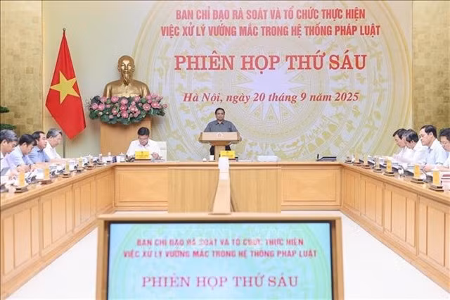 Prime Minister Phạm Minh Chính chairs the sixth meeting of the Steering Committee for reviewing and untangling knots in the legal document system. — VNA/VNS Photo