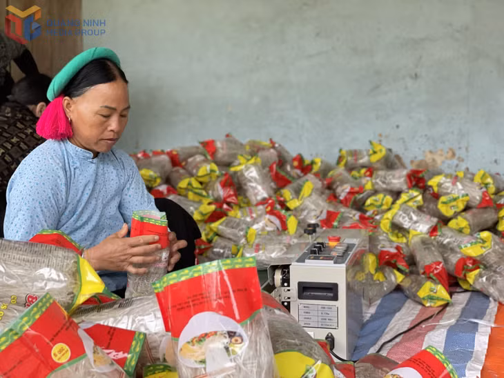 Residents package vermicelli, a well-known OCOP product in Binh Lieu.