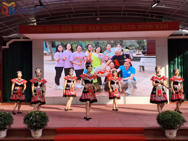 Students of Nguyen Binh high school (Dong Trieu ward) performed musical and dance pieces, bringing a lively and joyful atmosphere to the first day of the new school year. Photo: Nguyen Dung