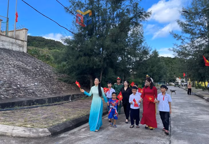 Teachers and soldiers warmly guided and cared for the students of Tran island as they attended the opening ceremony of the new school year.