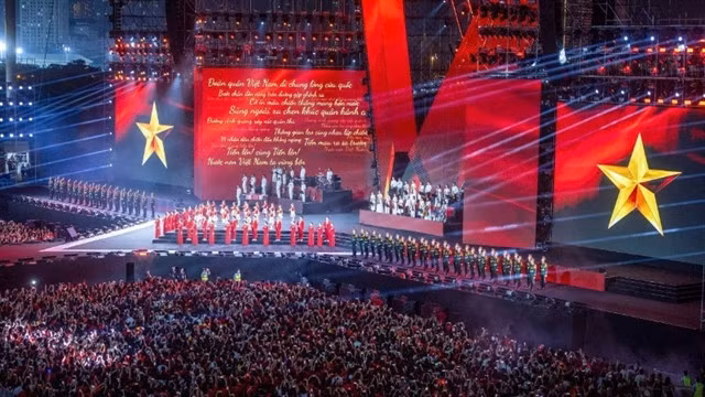 Tổ Quốc Trong Tim concert turns Mỹ Đình National Stadium into a sea of red with more than 50,000 attendees — Photo: nhandan.vn