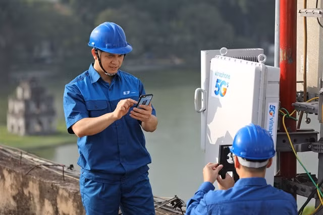 Vinaphone workers check 5G service. Việt Nam has made notable improvements in innovation, especially high-tech exports. — VNA/VNS Photo Minh Quyết