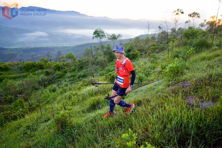 Athletes conquered Thanh Dang peak just as dawn was breaking.
