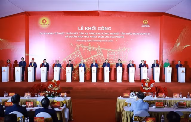 Prime Minister Phạm Minh Chính and delegates launch the Tân Trào Industrial Park infrastructure development project (first phase) and Hải Phòng liquefied natural gas-fueled thermal power plant. — VNA/VNS Photo Dương Giang