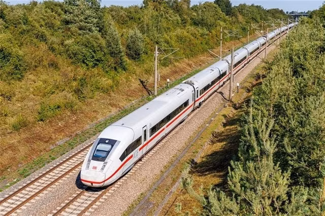 Việt Nam is drawing on international practices to develop its North-South high-speed rail project. — VNA/VNS Photo