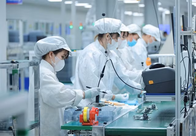 Workers at a high-tech industrial park in Bắc Ninh Province. — VNA/VNS Photo Hoàng Hiếu