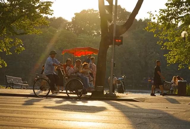Tourists explore Hà Nội by cyclo. VNA/VNS Photo