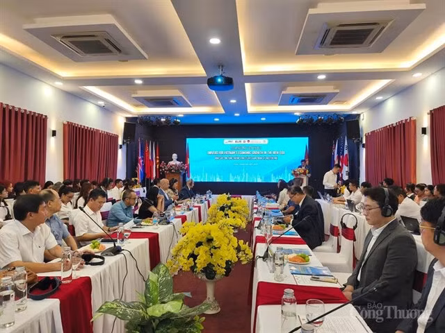 Representatives from government agencies and international organisations at the international conference in Hà Nội on Tuesday. — Photo congthuong.vn
