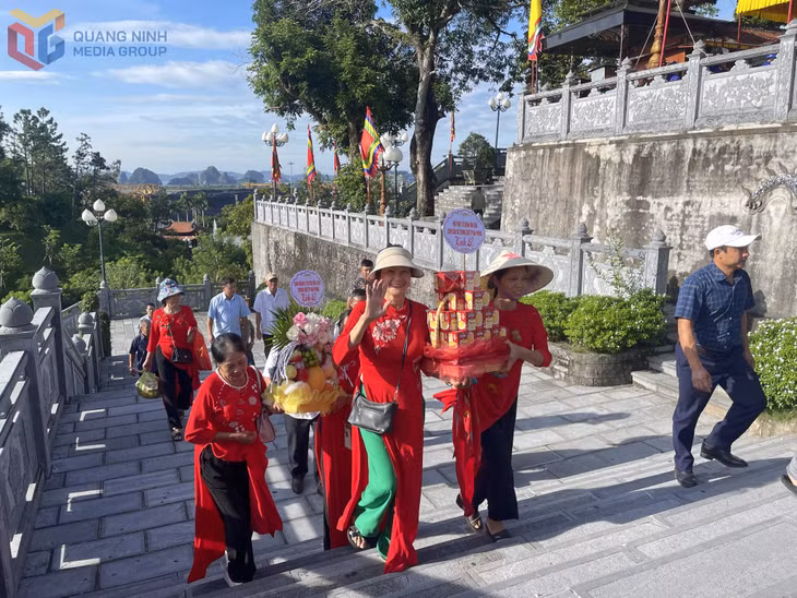 A delegation of visitors from Hai Phong city joins the festival.