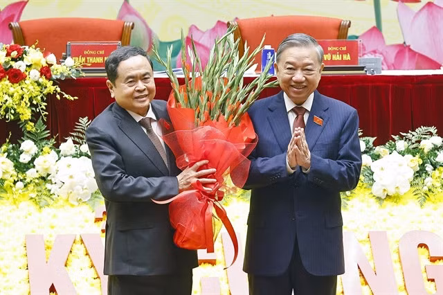 Party General Secretary Tô Lâm (right) presents flowers to the NA Chairman Trần Thanh Mẫn to congratulate the congress.