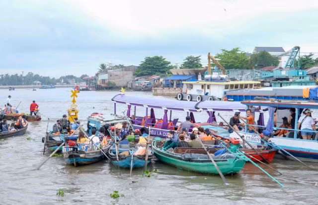 The Cái Răng Floating Market is a unique and attractive destination in Cửu Long (Mekong) Delta. VNA/VNS Photo Thanh Liêm