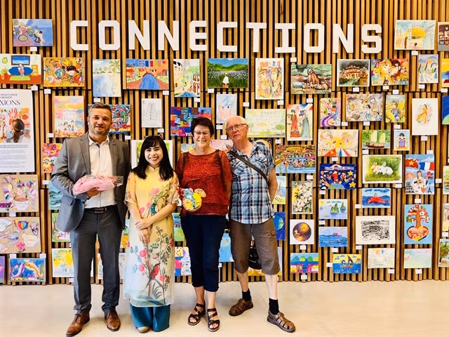 Mr. Driss Saïd, vice mayor of Saint Herblain city (far left) with Hoàng Thu Trang, head of the organising committee (second left) and event attendees. Photo Courtesy of Art Space