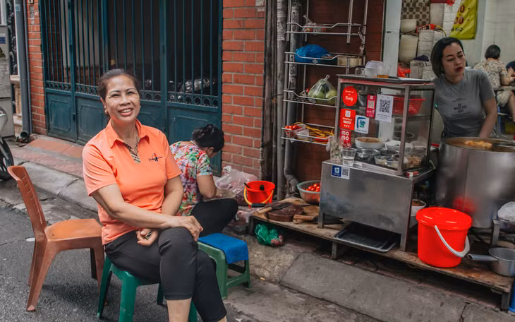 Hanoi’s three generations of bun rieu drawing regular customers ảnh 2 Hanoi’s three generations of bun rieu drawing regular customers