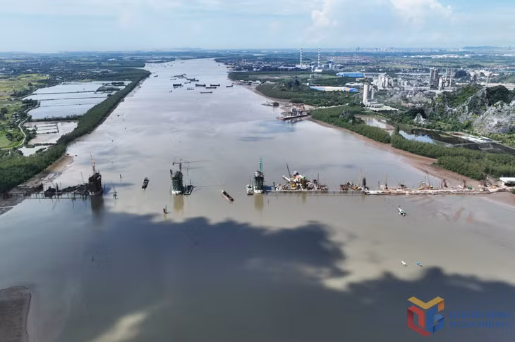 The bridge, spanning the Da Bach River, has a total investment of nearly 2 trillion VND (86.6 million USD).