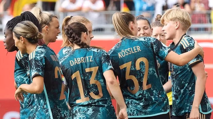 The joy of the home team after an early goal. (Source: DFB)