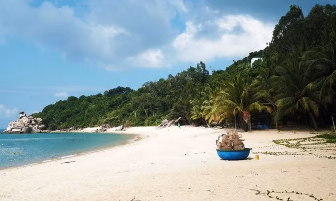 The beachscape of Cham Islands. Photo by VnExpress/Phong Vinh