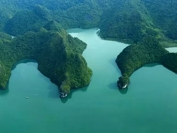 A corner of Halong Bay from above. (Photo: Hai Au Aviation)