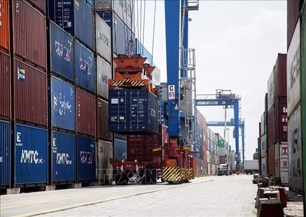 Unloading containers at Cat Lai Port, Ho Chi Minh City. (Photo: VNA)
