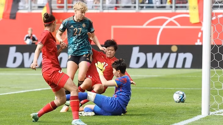 In this match, Germany attacked from the beginning and opened the scoring in the 3rd minute by Pauling Krumbiegel. (Source: DFB)
