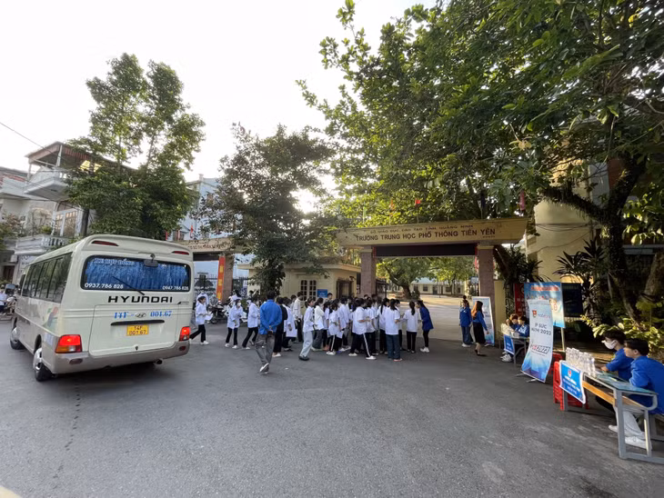 Tien Yen High School hired a shuttle bus to transport candidates from remote areas to the test site.