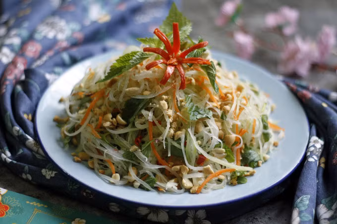 Green papaya salad is a popular street food that can be enjoyed as a snack or a light meal. Photo by VnExpress/Thu Ky