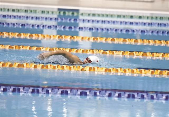 Vi Thị Hằng of Việt Nam on her way to winning the women's 400m freestyle S7 event at the 12th ASEAN Para Games on June 4 in Phnom Penh. Hằng sets a new Games record of 6min 57.95sec. VNS Photo Thái Dương