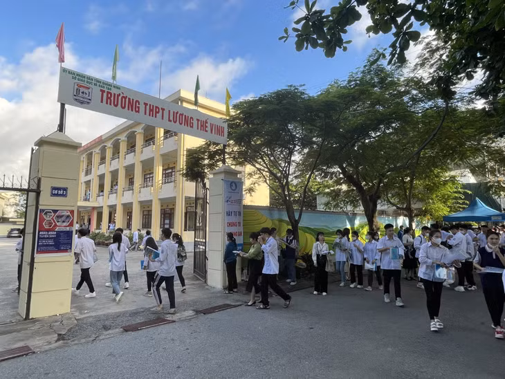 Candidates taking the exam at Cam Pha city's Luong The Vinh High School.