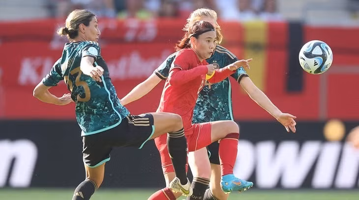 Faced with great pressure, Vietnamese girls did not lose spirit and showed high determination. (Source: DFB)