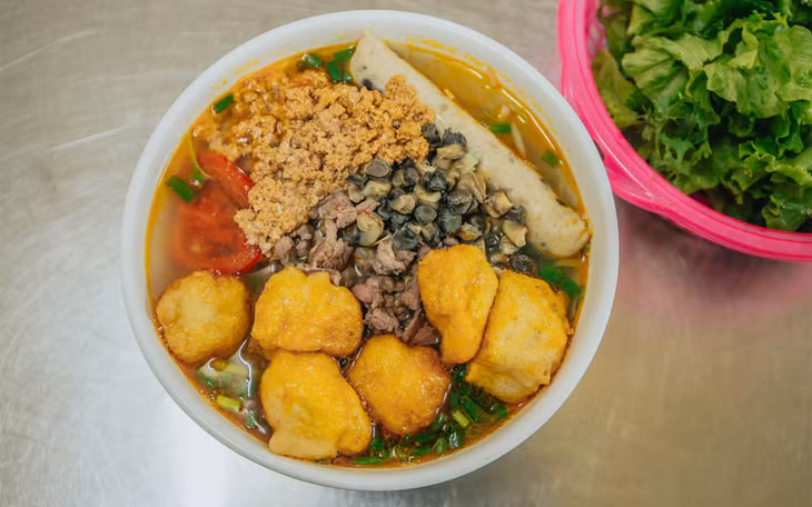 Hanoi’s three generations of bun rieu drawing regular customers ảnh 7 Hanoi’s three generations of bun rieu drawing regular customers