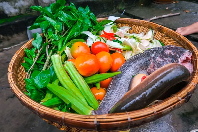 Ingredients to cook the dish include fish, tomato, tamarind, onions, fresh herbs and others. Photo bepmina.vn