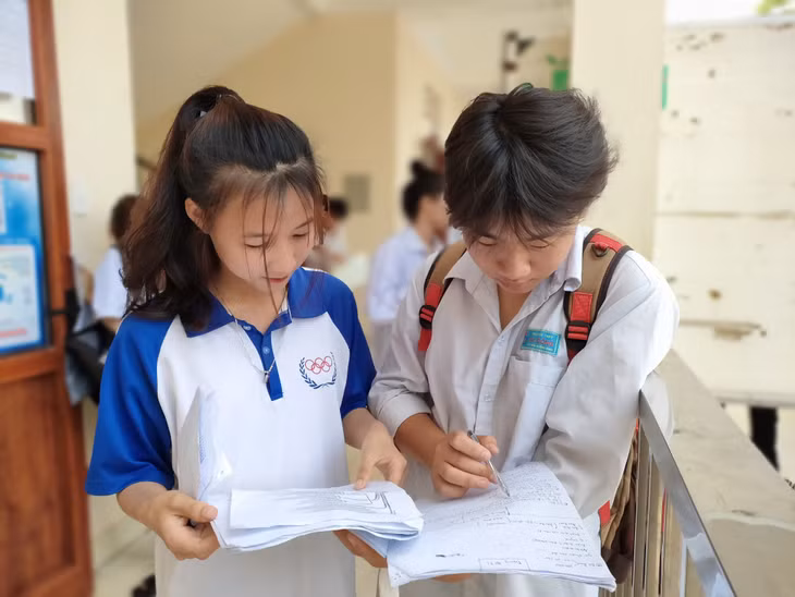 Candidates at Tien Yen district's Tien Yen High School.
