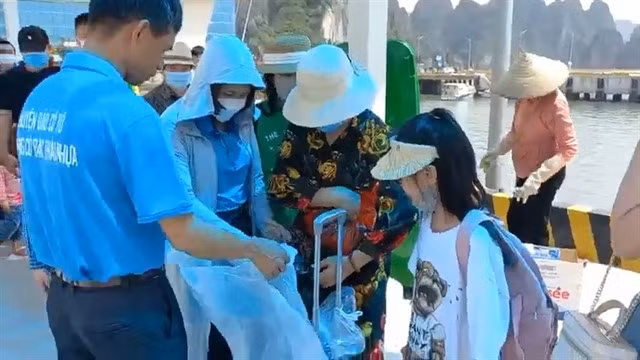 Tourists are offered paper bags as part of a project to reduce plastic waste. — Photo kinhtemoitruong.vn