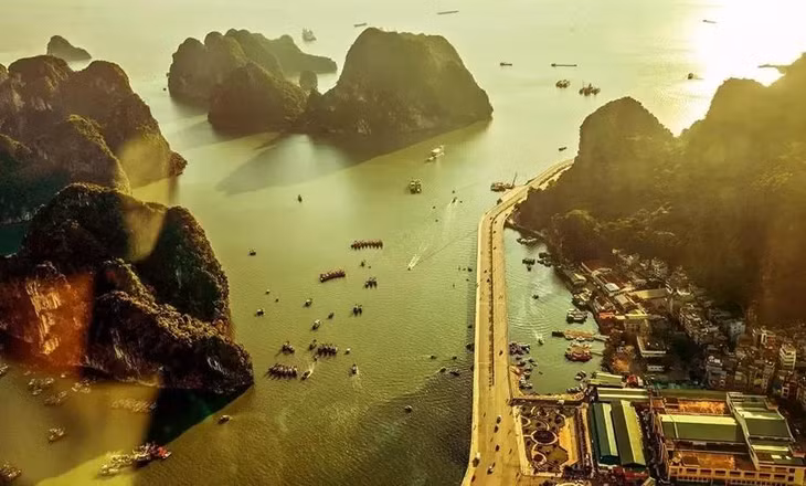 To see Halong Bay differently, a seaplane tour is a unique opportunity worth checking out. (Photo: VNA)