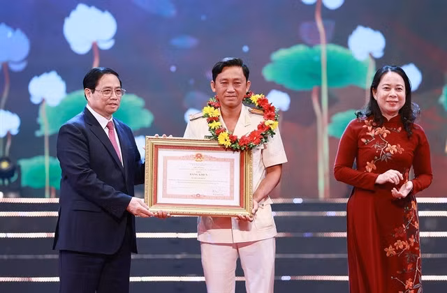Prime Minister Phạm Minh Chính awards Certificate of Merit to an outstanding individual for his contribution to the nation on Sunday. — VNA/VNS Photo Dương Giang