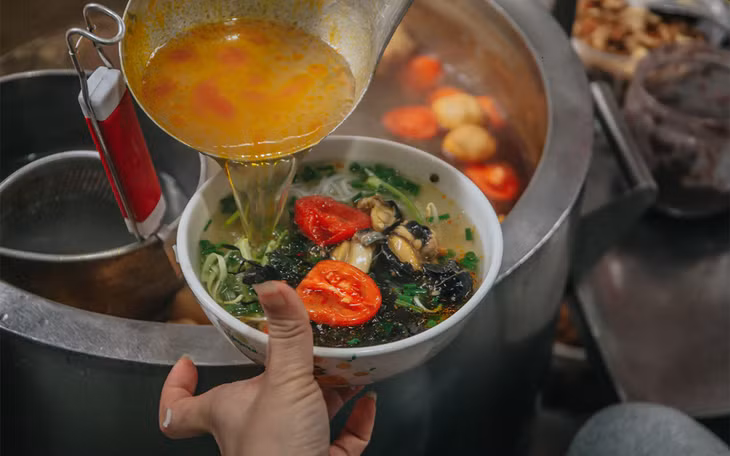Hanoi’s three generations of bun rieu drawing regular customers ảnh 5 Hanoi’s three generations of bun rieu drawing regular customers