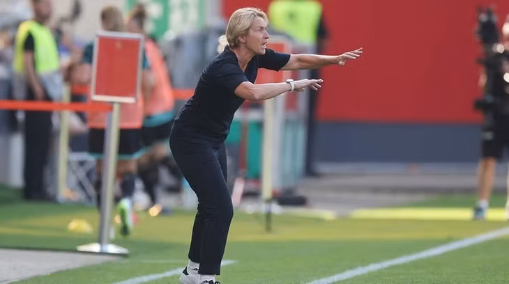 Outside the field, coach Martina Voss-Tecklenburg constantly urged her students to continue to attack. (Source: DFB)