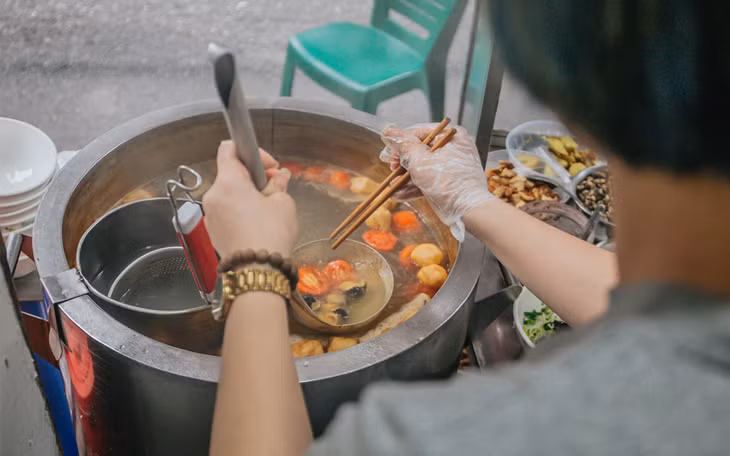 Hanoi’s three generations of bun rieu drawing regular customers ảnh 4 Hanoi’s three generations of bun rieu drawing regular customers