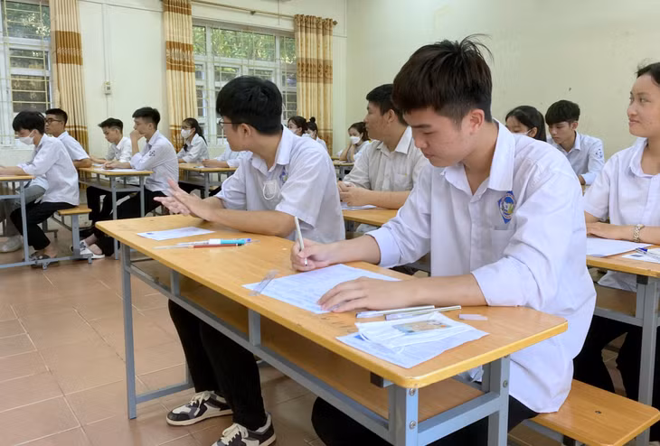 Candidates fill in the information on their test paper.