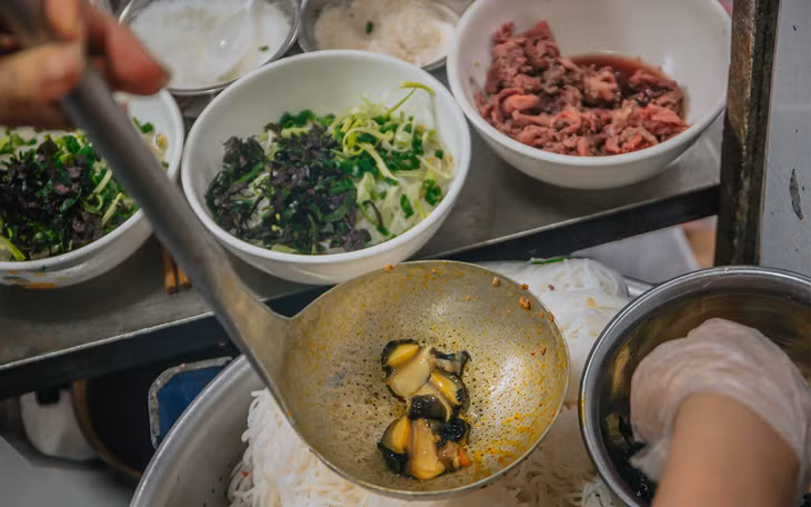 Hanoi’s three generations of bun rieu drawing regular customers ảnh 3 Hanoi’s three generations of bun rieu drawing regular customers