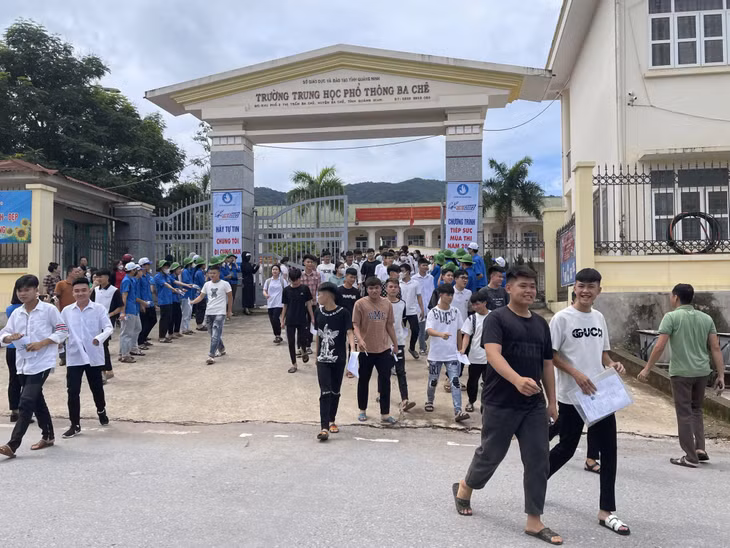 Candidates finished their exam at the test site of Ba Che High School.