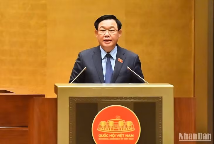 NA Chairman Vuong Dinh Hue speaks at the meeting. (Photo: NDO)