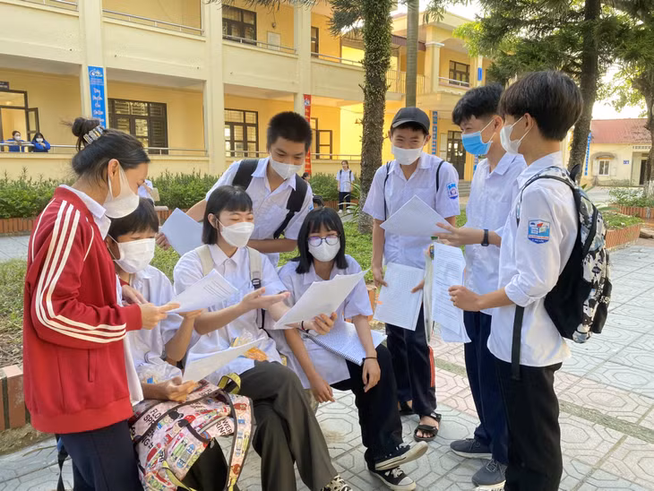 Quang Yen town's Bach Dang High School.